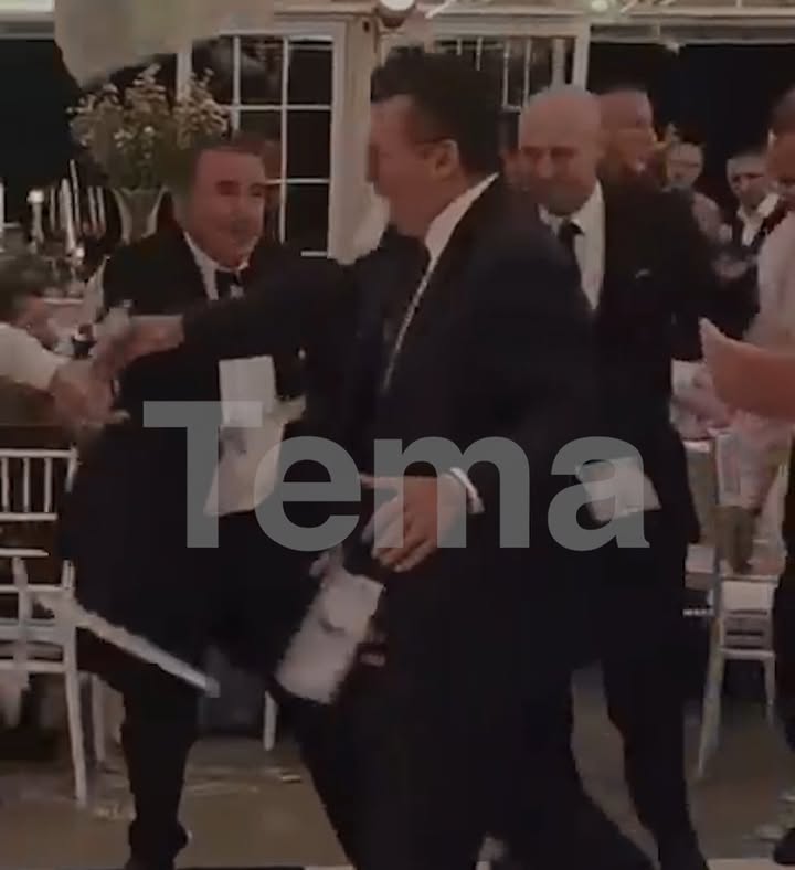 VIDEO-LAJM/ Me hijen e Gërdecit mbi shpinë, Fatmir Mediun e “mbulojnë” me para teksa hedh valle VIDEO-LAJM/ Me hijen e Gërdecit mbi shpinë, Fatmir Mediun e “mbulojnë” me para teksa hedh valle