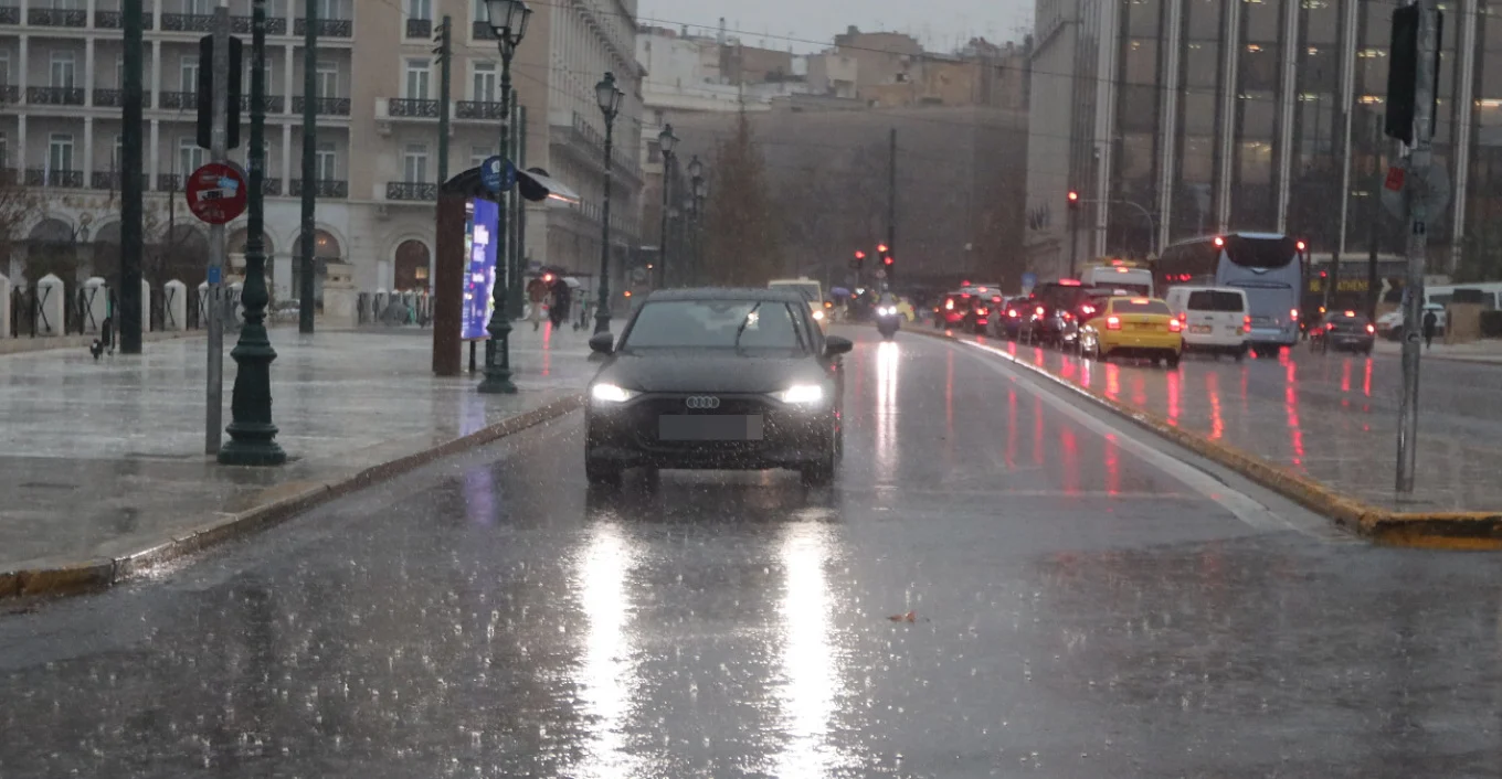 Stuhia e fuqishme godet Greqinë/ Athina përfshihet nga reshjet dhe rrufetë, mbi 100 mijë shkarkime elektrike Stuhia e fuqishme godet Greqinë/ Athina përfshihet nga reshjet dhe rrufetë, mbi 100 mijë shkarkime elektrike