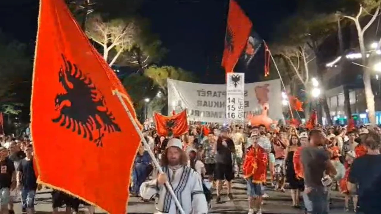 VIDEO/ Tensione në protestë! “Mos më prek”, protestuesja bllokon vendin e fjalimeve VIDEO/ Tensione në protestë! “Mos më prek”, protestuesja bllokon vendin e fjalimeve