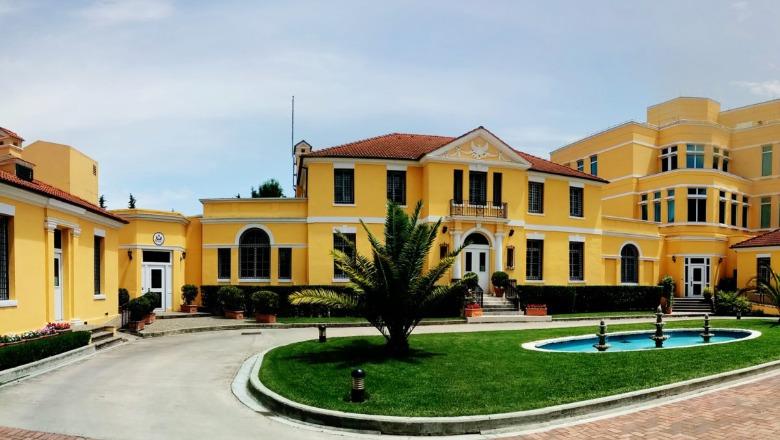 Ambasada Amerikane në Tiranë: SHBA do t’u anulojë vizat të huajve që kryejnë krime ose kërcënojnë sigurinë kombëtare Ambasada Amerikane në Tiranë: SHBA do t’u anulojë vizat të huajve që kryejnë krime ose kërcënojnë sigurinë kombëtare