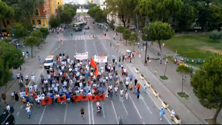 Protesta hyn në ditën e 63-të! Pjesëmarrja: Saliarët e rrugës së Lirisë, ushtarët e Gonit, Qorrit,Tiku pa karrige dhe ca të hutuar të PL-së! “Plotësues” shqipëfolsit e Albinit dhe të “Vlen” nga MV Protesta hyn në ditën e 63-të! Pjesëmarrja: Saliarët e rrugës së Lirisë, ushtarët e Gonit, Qorrit,Tiku pa karrige dhe ca të hutuar të PL-së! “Plotësues” shqipëfolsit e Albinit dhe të “Vlen” nga MV
