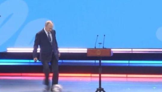 VIDEO/ Gjesti i Putin habit spektatorët, presidenti rus luan me top në skenë VIDEO/ Gjesti i Putin habit spektatorët, presidenti rus luan me top në skenë