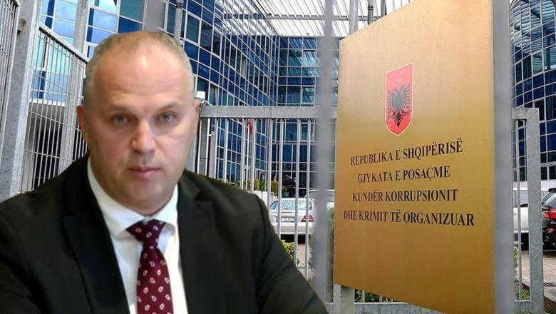 DREJTËSIA E RE? / Kryetari në ikje i GJKKO-së rikthen censurën ndaj mediave: Tani gazetarëve, u duhet leje edhe për të ndjekur seancat gjyqësore (pa kamera e pa telefona!) DREJTËSIA E RE? / Kryetari në ikje i GJKKO-së rikthen censurën ndaj mediave: Tani gazetarëve, u duhet leje edhe për të ndjekur seancat gjyqësore (pa kamera e pa telefona!)