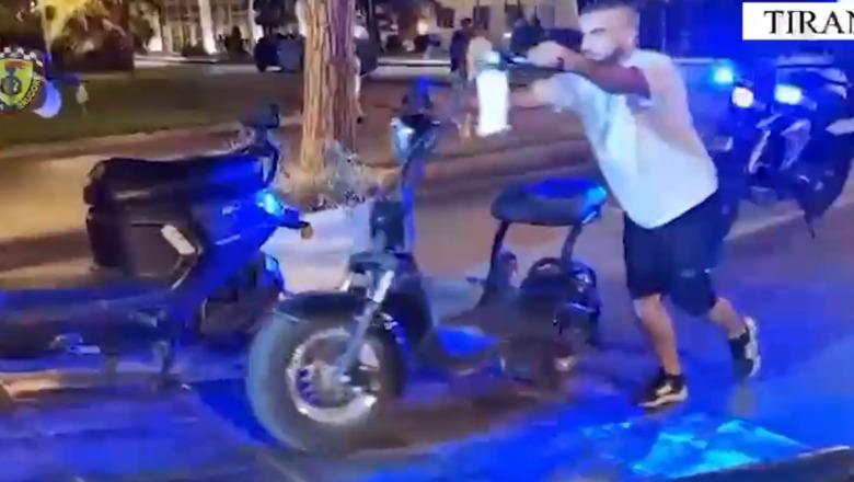 Monopatinat e motorët elektrikë të ndaluar, nën hetim 19 drejtues në Tiranë! Në dy ditë, vendosen 530 gjoba në total Monopatinat e motorët elektrikë të ndaluar, nën hetim 19 drejtues në Tiranë! Në dy ditë, vendosen 530 gjoba në total