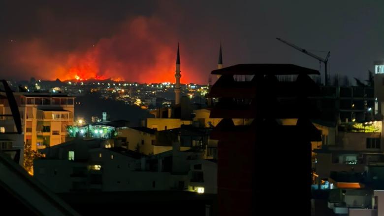 Luftë’ me zjarret/ Disa vatra rreth Tiranës, situatë ‘alarmante’ mes Lundrës e Priskës, digjen disa shtëpi të pabanuara! Në Lurë rrezikohen banesat! Krutanët largojnë fëmijët e të moshuarit Luftë’ me zjarret/ Disa vatra rreth Tiranës, situatë ‘alarmante’ mes Lundrës e Priskës, digjen disa shtëpi të pabanuara! Në Lurë rrezikohen banesat! Krutanët largojnë fëmijët e të moshuarit