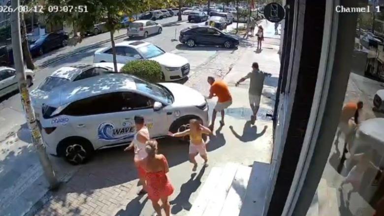 I riu përplas me taksi në trotuar 66-vjeçarin në Durrës, i moshuari ndërron jetë! Shpëtojnë mrekullisht 4 persona të tjerë I riu përplas me taksi në trotuar 66-vjeçarin në Durrës, i moshuari ndërron jetë! Shpëtojnë mrekullisht 4 persona të tjerë