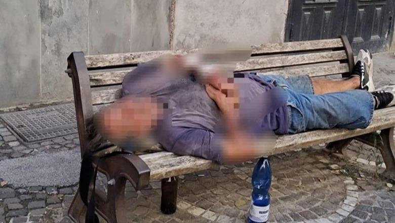 Përfundoi duke fjetur në stol, shoku më i mirë i Maradonës te Napoli varësi nga alkooli! I shpëtojnë jetën pas apelit në rrjetet sociale Përfundoi duke fjetur në stol, shoku më i mirë i Maradonës te Napoli varësi nga alkooli! I shpëtojnë jetën pas apelit në rrjetet sociale