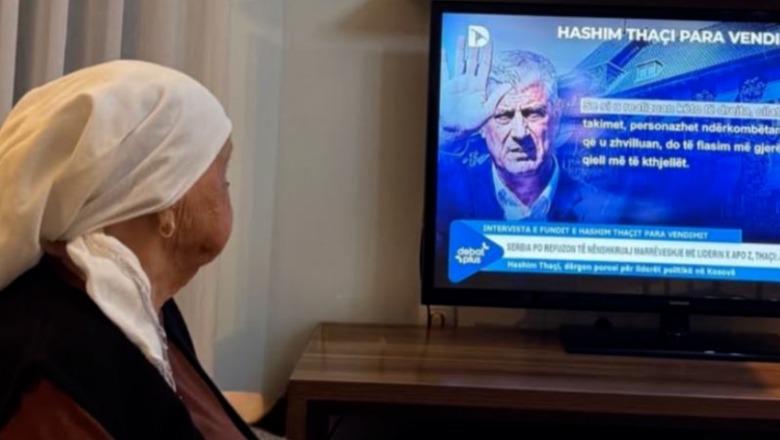 Asnjë derë burgu nuk mund ta ndajë nënën nga djali! I biri i Hashim Thaçit publikon foton e gjyshes duke ndjekur intervistën e ish-presidentit të Kosovës Asnjë derë burgu nuk mund ta ndajë nënën nga djali! I biri i Hashim Thaçit publikon foton e gjyshes duke ndjekur intervistën e ish-presidentit të Kosovës
