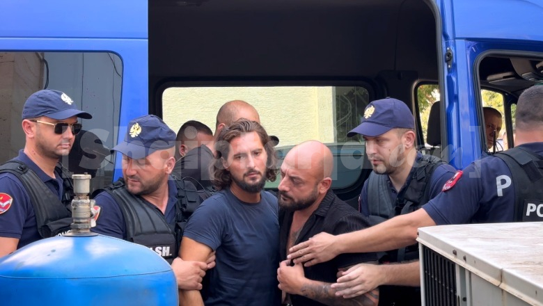 9 orë seancë/ Lihet në qeli autori i vrasjes së portugezit, 2 turqit dhe 3 kamarierët e ‘Principotes’! Vata: Po bënin zhurmë, thikën ia mora turistit! Detyrim paraqitjeje për 5 të tjerët 9 orë seancë/ Lihet në qeli autori i vrasjes së portugezit, 2 turqit dhe 3 kamarierët e ‘Principotes’! Vata: Po bënin zhurmë, thikën ia mora turistit! Detyrim paraqitjeje për 5 të tjerët