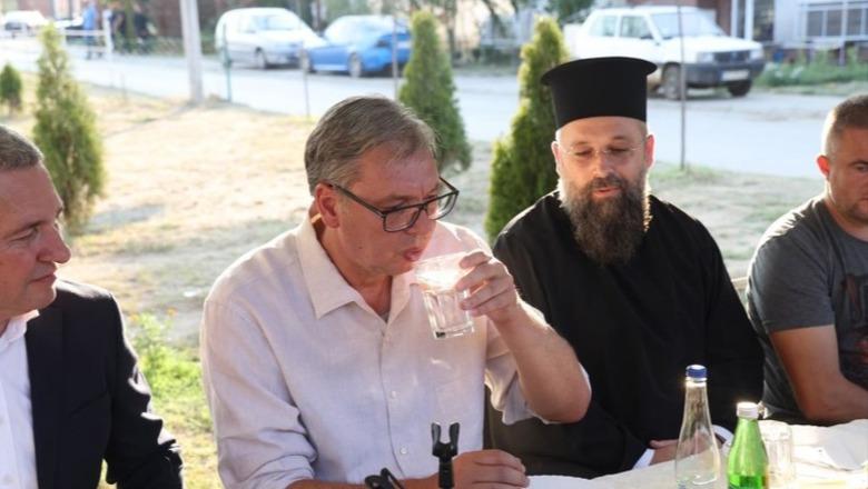 Mediat serbe: Një ‘top zjarri’ u lëshua nga Kosova drejt Serbisë! Vuçiç: Gjetëm pajisjen me parashutë! Prishtina i hedh poshtë akuzat Mediat serbe: Një ‘top zjarri’ u lëshua nga Kosova drejt Serbisë! Vuçiç: Gjetëm pajisjen me parashutë! Prishtina i hedh poshtë akuzat