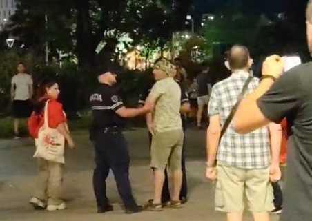 VIDEO/ Shfaqja qesharake si protestë para Kryeministrisë degjeneron do ditë me nga një episod dhune fizike ose verbale! Një mashkull godet me shkop një grua! Shoqërohet në komisariat VIDEO/ Shfaqja qesharake si protestë para Kryeministrisë degjeneron do ditë me nga një episod dhune fizike ose verbale! Një mashkull godet me shkop një grua! Shoqërohet në komisariat
