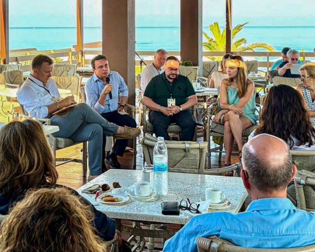 Misteri i pushimeve të Kurtit në Greqi dhe “divorci” me SHBA e Tiranën Misteri i pushimeve të Kurtit në Greqi dhe “divorci” me SHBA e Tiranën