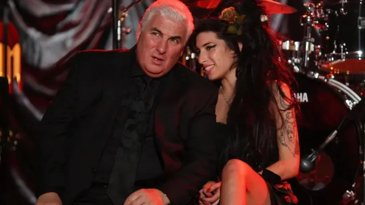 Babai i Amy Winehouse humbet gjyqin për sendet e vajzës së tij, gjykata e urdhëron t’i paguajë mbi 1 milion euro shoqeve të dhomës së këngëtares Babai i Amy Winehouse humbet gjyqin për sendet e vajzës së tij, gjykata e urdhëron t’i paguajë mbi 1 milion euro shoqeve të dhomës së këngëtares
