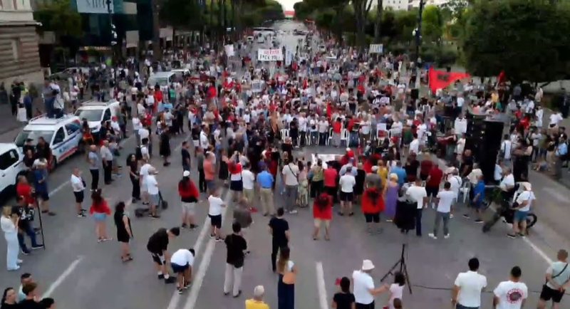 Përçahen të punësuarit në protestë! Pilinçi nr.2 Alfred Cako dhe grupi i “intelektualëve” me plan të ri: Të bllokojmë rrugët! Përçahen të punësuarit në protestë! Pilinçi nr.2 Alfred Cako dhe grupi i “intelektualëve” me plan të ri: Të bllokojmë rrugët!