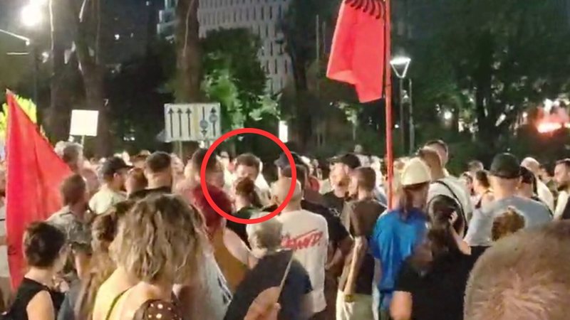 VIDEO/ Tensione në protestën para Kryeministrisë, Sali Lushaj përplaset me Dritan Goxhajn VIDEO/ Tensione në protestën para Kryeministrisë, Sali Lushaj përplaset me Dritan Goxhajn