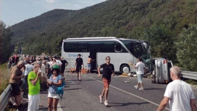 Aksident i rëndë në autostradën Rieti-Terni, autobusi përplaset me kamionçinën dhe 3 makina! 5 të vdekur dhe 27 të plagosur Aksident i rëndë në autostradën Rieti-Terni, autobusi përplaset me kamionçinën dhe 3 makina! 5 të vdekur dhe 27 të plagosur