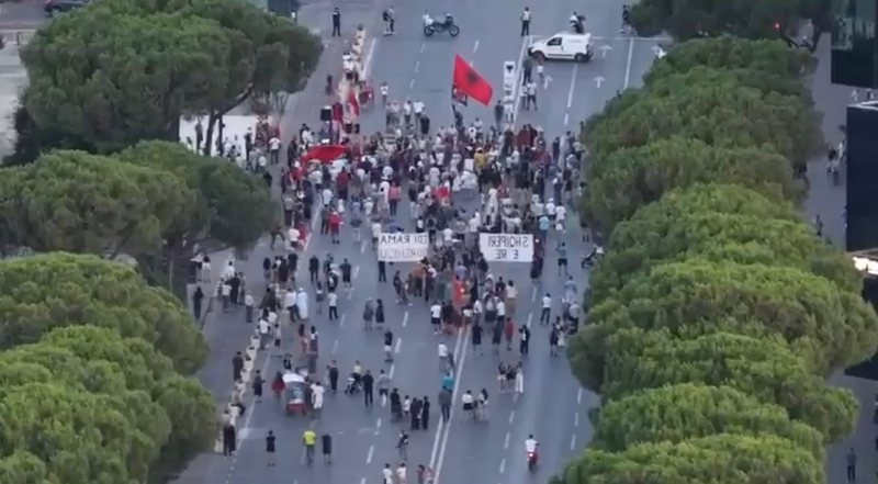 VIDEO/ Protesta në “përpëlitje” e braktisur edhe nga “ushtarët” e Berishës dhe të Gones…mbaruan lekët!