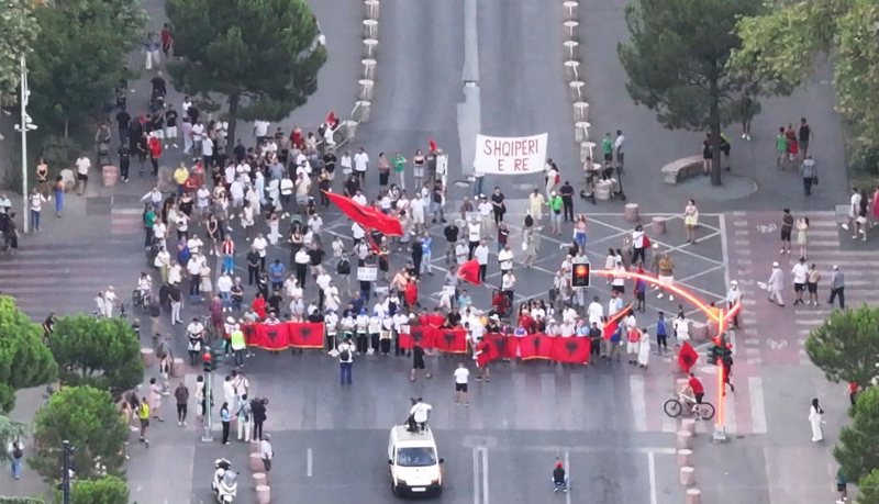 VIDEO/ Të njëjtat fjalë të njëjtat kërkesa: Protesta e 67-të… mbahet gjallë nga “foltoristët” e Berishës dhe ushtarët pa ngjyra të partive satelite rreth PD-së VIDEO/ Të njëjtat fjalë të njëjtat kërkesa: Protesta e 67-të… mbahet gjallë nga “foltoristët” e Berishës dhe ushtarët pa ngjyra të partive satelite rreth PD-së