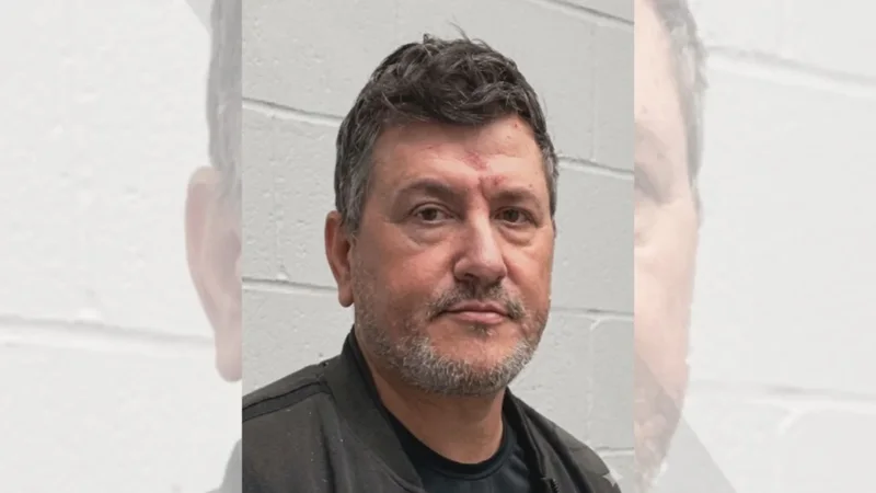 U arrestua pas 30 vitesh në arrati me “Charter Flight” vrasësi i vëllezërve në Patos dhe një vajze në Belgjikë, SHBA ekstradon në Shqipëri Sokol Hoxhën U arrestua pas 30 vitesh në arrati me “Charter Flight” vrasësi i vëllezërve në Patos dhe një vajze në Belgjikë, SHBA ekstradon në Shqipëri Sokol Hoxhën