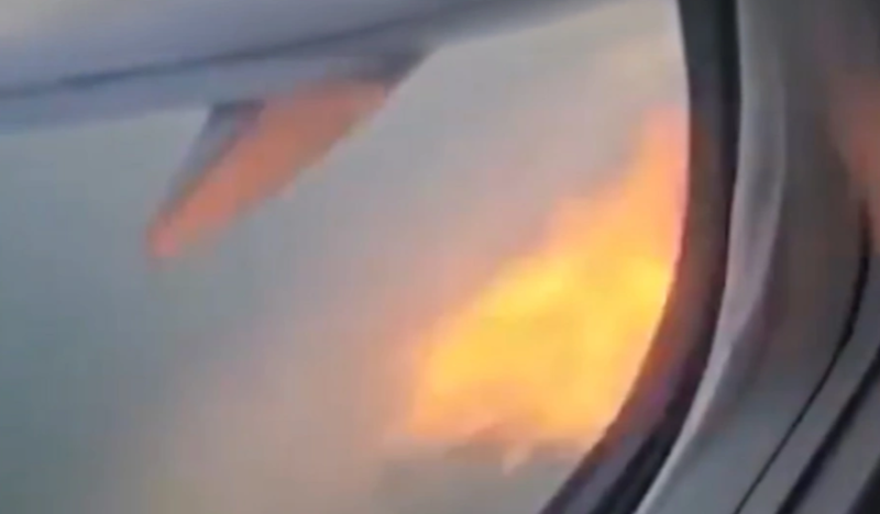 VIDEO/ Motori i avionit merr flakë pas përplasjes me një zog: Boeing 737 bën ulje emergjente VIDEO/ Motori i avionit merr flakë pas përplasjes me një zog: Boeing 737 bën ulje emergjente