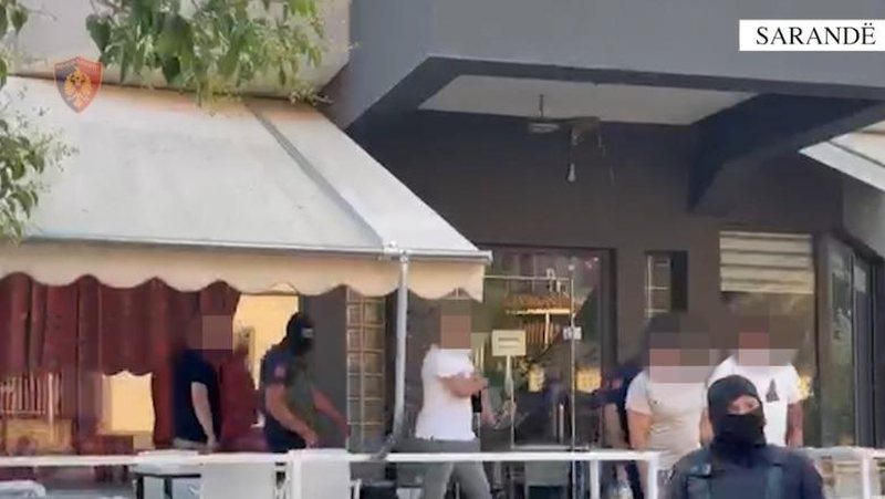 Arrestohen 6 persona dhe pezullohen dy efektivë policie në Sarandë. Dhunuan shefin e Komisariatit Arrestohen 6 persona dhe pezullohen dy efektivë policie në Sarandë. Dhunuan shefin e Komisariatit