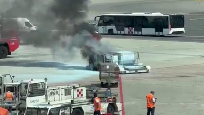 Zjarr në aeroportin e Milanos, digjet ngarkesa me bagazhe para se të futej në avion! Dyshohet se shkaku ishte një bateri litiumi Zjarr në aeroportin e Milanos, digjet ngarkesa me bagazhe para se të futej në avion! Dyshohet se shkaku ishte një bateri litiumi