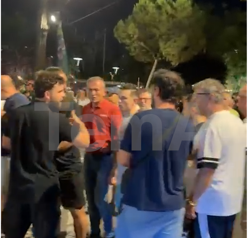 VIDEO/ Tensione te xhiro “Revolucioni Flamingo”: Dy grupe protestuesish përplasen fizikisht para Kryeministrisë VIDEO/ Tensione te xhiro “Revolucioni Flamingo”: Dy grupe protestuesish përplasen fizikisht para Kryeministrisë