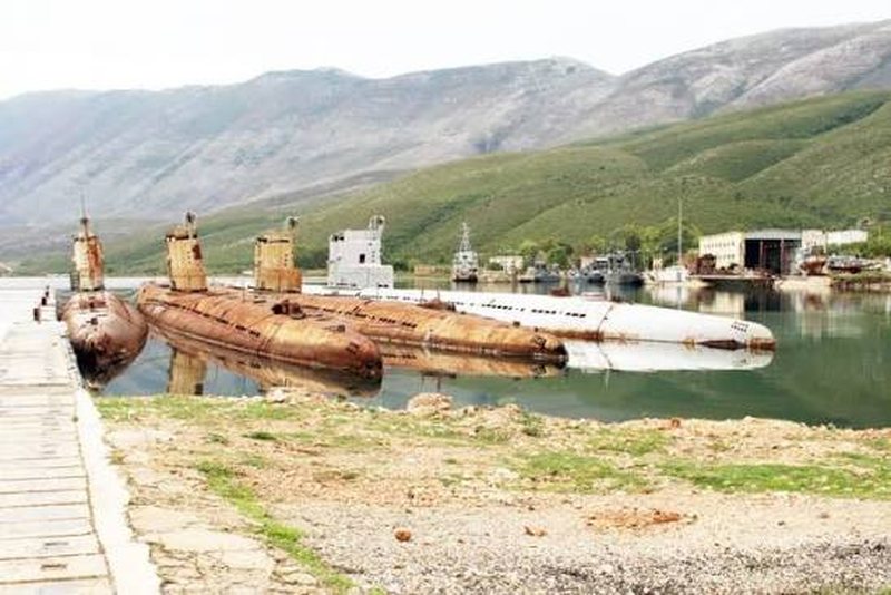 Dossier/Dosja e shkatërrimit të ushtrisë shqiptare, si u grabitën 600 mijë armë dhe rreth 1.5 miliardë fishekë Dossier/Dosja e shkatërrimit të ushtrisë shqiptare, si u grabitën 600 mijë armë dhe rreth 1.5 miliardë fishekë