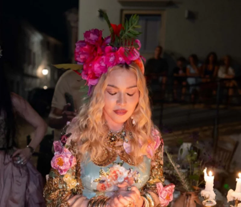Madonna në 68 vjetorin e saj: Hani, dashuroni, pini, thyeni pjata… Madonna në 68 vjetorin e saj: Hani, dashuroni, pini, thyeni pjata…