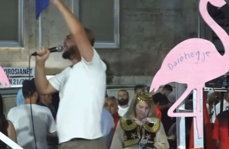 VIDEO/ Protestuesi “revolucion” kundër mediave: Kjo protestë është kundër Grida Dumës dhe Blendi Fevziut VIDEO/ Protestuesi “revolucion” kundër mediave: Kjo protestë është kundër Grida Dumës dhe Blendi Fevziut