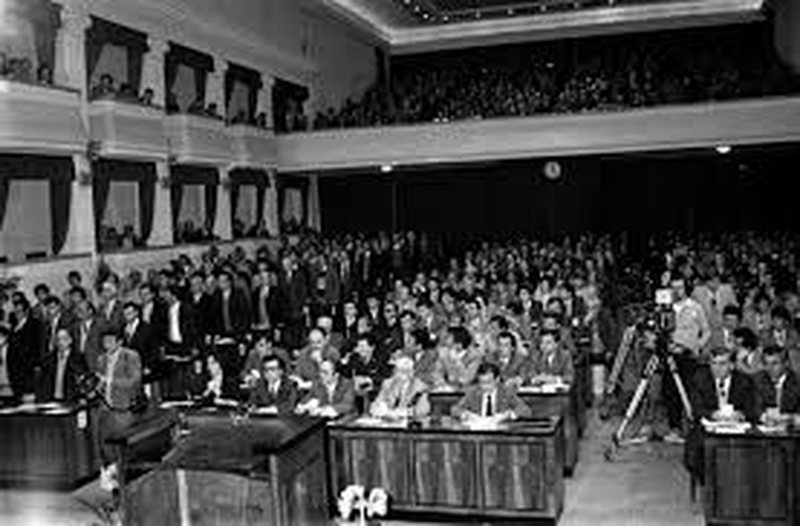 11 janar 1993/ Batuta e Pjetër Arbnorit që përmbysi sallën e Kuvendit të Shqipërisë 11 janar 1993/ Batuta e Pjetër Arbnorit që përmbysi sallën e Kuvendit të Shqipërisë