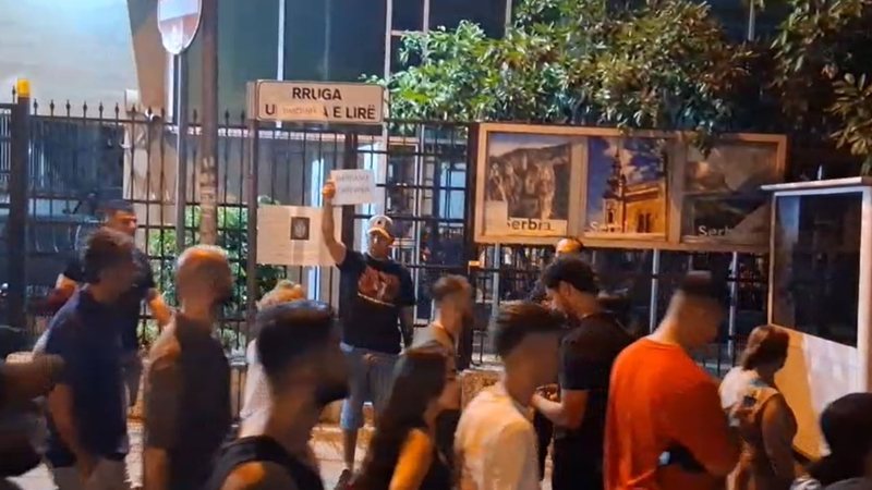Ushtarët e Albinit në protestë drejtojnë protestuesit: Marshojnë drejt Ambasadës Serbe dhe asaj të Ukrainës, thirrje “fallco” jashtë godinave: UÇK, UÇK Ushtarët e Albinit në protestë drejtojnë protestuesit: Marshojnë drejt Ambasadës Serbe dhe asaj të Ukrainës, thirrje “fallco” jashtë godinave: UÇK, UÇK