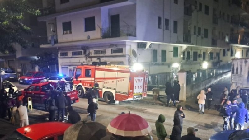 Momente paniku në Napoli! Lëkundje të forta sizmike godasin qytetin në mbrëmje: Banorët dalin në rrugë, pezullohet përkohësisht transporti hekurudhor Momente paniku në Napoli! Lëkundje të forta sizmike godasin qytetin në mbrëmje: Banorët dalin në rrugë, pezullohet përkohësisht transporti hekurudhor