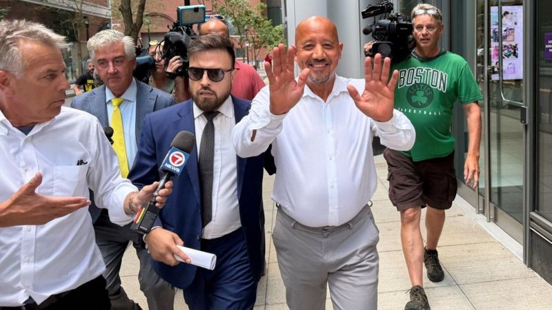 FBI bastis shtëpinë e kryebashkiakut në SHBA, akuzohet se përvetësoi 1.5 mln dollarë nga fondet e COVID-it FBI bastis shtëpinë e kryebashkiakut në SHBA, akuzohet se përvetësoi 1.5 mln dollarë nga fondet e COVID-it