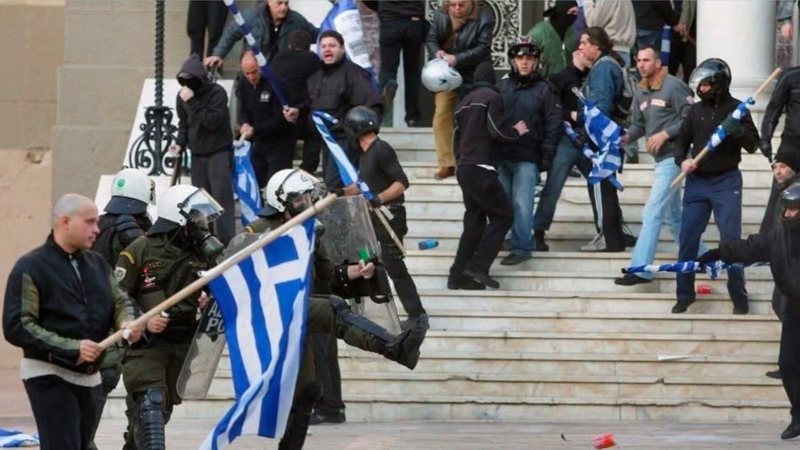 “Kthehu në Shqipëri”! Sulm racist në rrjetet sociale ndaj gazetarit grek me origjinë shqiptare: Je mysafir këtu, nuk duhet të flasësh “Kthehu në Shqipëri”! Sulm racist në rrjetet sociale ndaj gazetarit grek me origjinë shqiptare: Je mysafir këtu, nuk duhet të flasësh