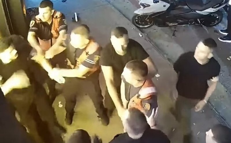 Dhunuan shefin e Krimeve në Sarandë, Gjykata lë në qeli 6 truprojat e arrestuar të lokalit! Dhunuan shefin e Krimeve në Sarandë, Gjykata lë në qeli 6 truprojat e arrestuar të lokalit!