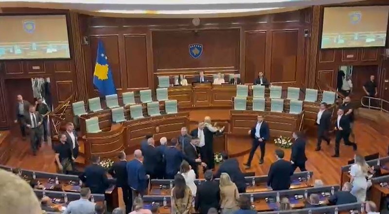 VIDEO/ Tensione në Kuvendin e Kosovës, deputetja e AAK-së gjuan me vezë drejt Kurtit, ndërpritet seanca VIDEO/ Tensione në Kuvendin e Kosovës, deputetja e AAK-së gjuan me vezë drejt Kurtit, ndërpritet seanca
