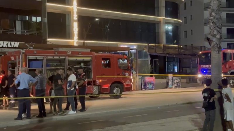 Përfshihet nga flakët hoteli në Lungomare të Vlorës, 7 persona dërgohen në spital Përfshihet nga flakët hoteli në Lungomare të Vlorës, 7 persona dërgohen në spital