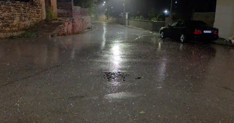 Breshër dhe reshje të dendura në Maliq, stuhia përfshin juglindjen e vendit Breshër dhe reshje të dendura në Maliq, stuhia përfshin juglindjen e vendit