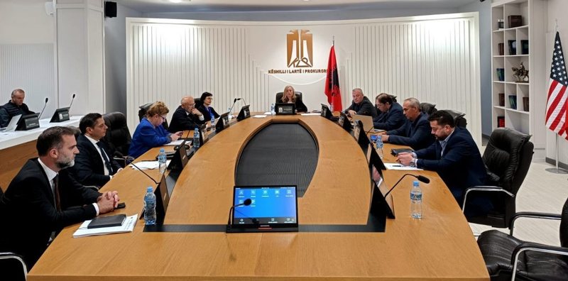 “Më vjen zor që jam në këtë tavolinë”! Gara për Kryeprokurorin…”plas” në KLP: Sherri mes anëtarëve shtyn mbledhjen për 5 kandidaturat: Ti ke probleme me formimin…! “Më vjen zor që jam në këtë tavolinë”! Gara për Kryeprokurorin…”plas” në KLP: Sherri mes anëtarëve shtyn mbledhjen për 5 kandidaturat: Ti ke probleme me formimin…!