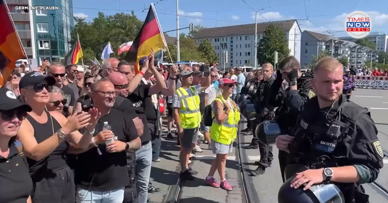 “Merz duhet të ikë”/ 10 mijë protestues në Gjermani kërkojnë dorëheqjen e qeverisë, AfD kryeson sondazhet “Merz duhet të ikë”/ 10 mijë protestues në Gjermani kërkojnë dorëheqjen e qeverisë, AfD kryeson sondazhet