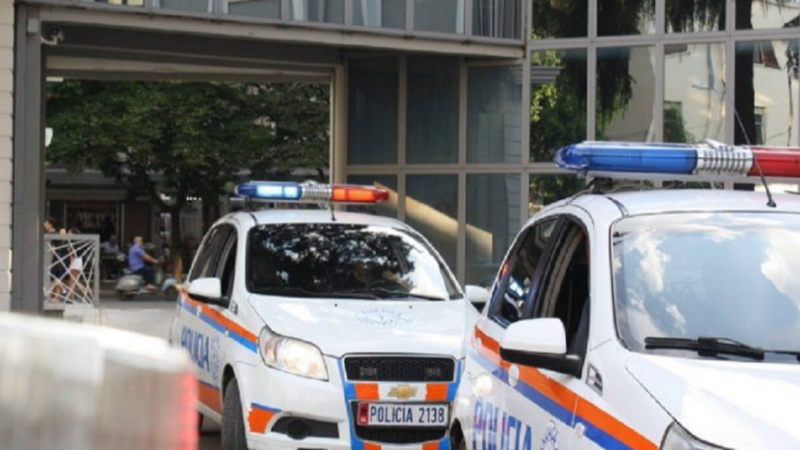 Ndjekje si në filma në Tiranë, italiani vjedh Audi Q5, përplas makina dhe plagos një polic Ndjekje si në filma në Tiranë, italiani vjedh Audi Q5, përplas makina dhe plagos një polic