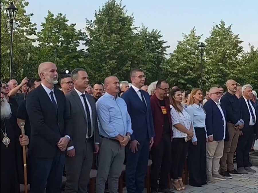 VIDEO/ Shkelje e protokollit shtetëror, kryeministri maqedonas vjen në Shqipëri dhe nuk respekton himnin kombëtar VIDEO/ Shkelje e protokollit shtetëror, kryeministri maqedonas vjen në Shqipëri dhe nuk respekton himnin kombëtar