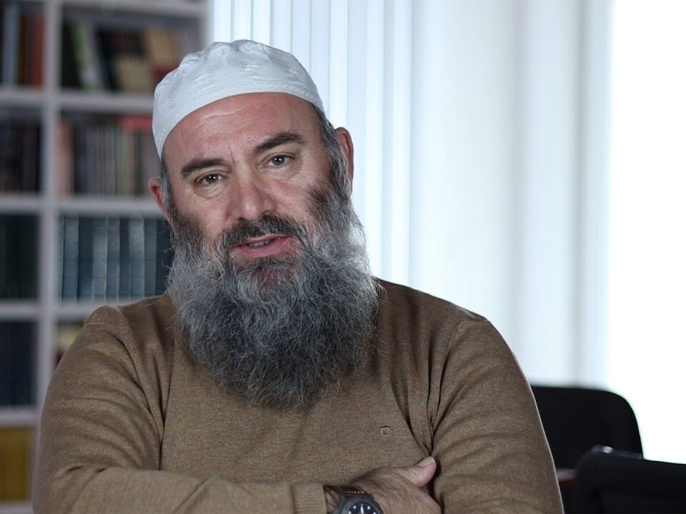 Dy shqipëfolës, një gazetarë lehës në protesta nga MV dhe një “mullah” i shpallur non grata për aktivitet të dyshuar me prirje terroriste! (Foto) Dy shqipëfolës, një gazetarë lehës në protesta nga MV dhe një “mullah” i shpallur non grata për aktivitet të dyshuar me prirje terroriste! (Foto)