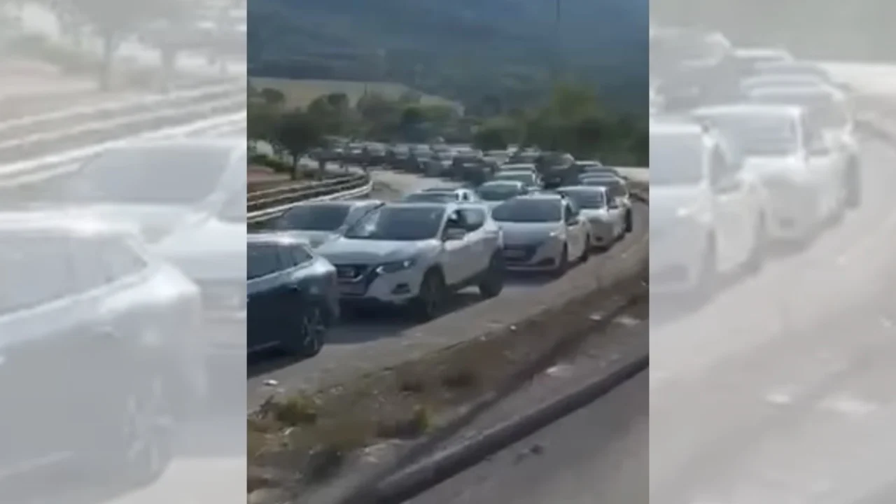Video/ Situatë e rënduar në Kakavijë, radhë e gjatë kilometrike nga makinat që duan të kalojnë në Shqipëri Video/ Situatë e rënduar në Kakavijë, radhë e gjatë kilometrike nga makinat që duan të kalojnë në Shqipëri