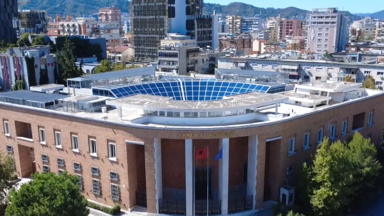 Vjedhja e Bankës së Shqipërisë, dy ish-punonjësit e dënuar në betejë për të kthyer 713 milionë lekët e grabitura Vjedhja e Bankës së Shqipërisë, dy ish-punonjësit e dënuar në betejë për të kthyer 713 milionë lekët e grabitura