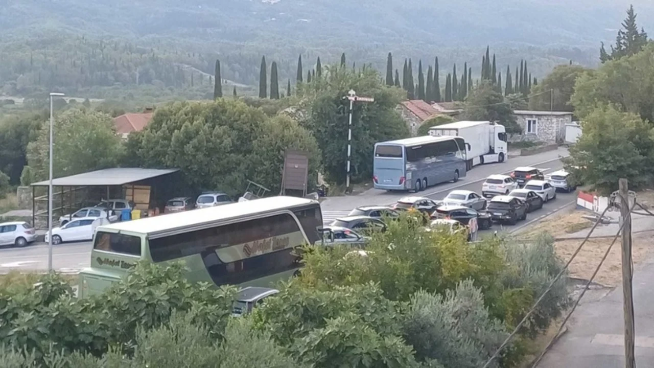 Bllokimi i lëvizjes në kufirin Mali i Zi-Kroaci: Banorët e zonës hapin dyert e shtëpive për qytetarët që janë në pritje, mes tyre edhe shqiptarë