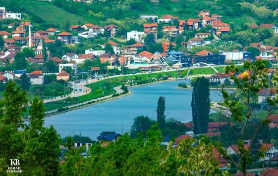 Vuçiç kërcënon Kosovën me ujin, Presidenti serb paralajmëron ndryshimin e rrjedhës së Lumit Ibër: Angazhuam ekspertë Vuçiç kërcënon Kosovën me ujin, Presidenti serb paralajmëron ndryshimin e rrjedhës së Lumit Ibër: Angazhuam ekspertë