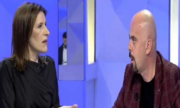 Ajo kriminele ti agjente! Debati jo etik mes Lalës dhe Rexhajt te Fevziu: Meriton të rrihesh siç të rrihte Buzhala, por s’i ndyj duart me ty Ajo kriminele ti agjente! Debati jo etik mes Lalës dhe Rexhajt te Fevziu: Meriton të rrihesh siç të rrihte Buzhala, por s’i ndyj duart me ty