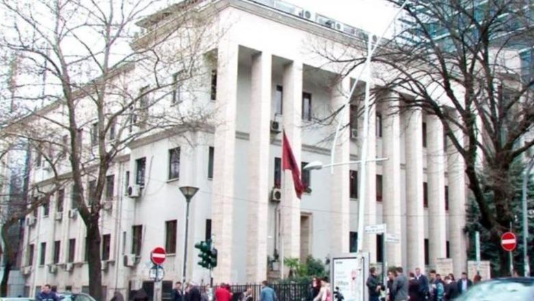 KLGJ e KLP caktuan vetë pagat në drejtësi, qeveria i bllokon në Thesar! Magjistratët: E papranueshme, shkelet vendimi i GJK! Vetë Kushtetuesja kërkoi e mori rrogat pa rritje KLGJ e KLP caktuan vetë pagat në drejtësi, qeveria i bllokon në Thesar! Magjistratët: E papranueshme, shkelet vendimi i GJK! Vetë Kushtetuesja kërkoi e mori rrogat pa rritje